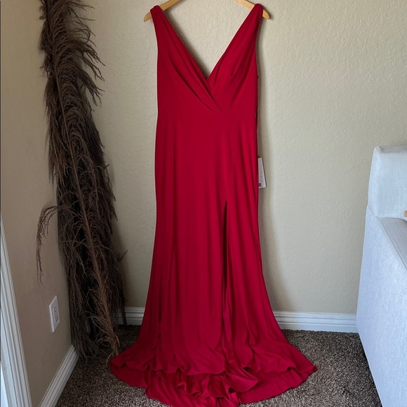 NWT Mac Duggal Red v neck gathered back gown 12336 - Picture 2 of 13